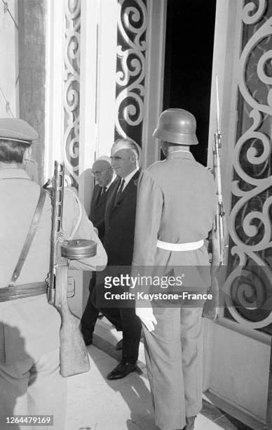 Le Premier ministre français Pompidou quittant le tombeau du roi à Kaboul, Afghanistan en mai 1968.