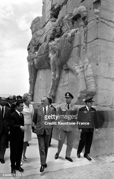 Le Premier ministre français Pompidou et son épouse en visite à Persépolis, Iran en mai 1968.