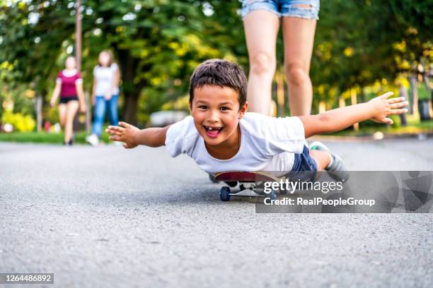 glückliches lachen, mama frau mit kleinen jungen sohn von 8-9 jahren, spaß genießen ruhe, sommer herbst im stadtpark. - 8 years stock-fotos und bilder