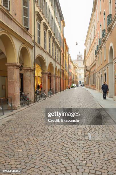 modena oude stad - modena stockfoto's en -beelden