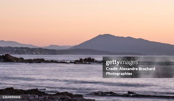 paysage nocturne du pays basque - baskenland stock-fotos und bilder