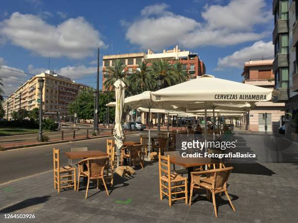 café de calçada no distrito de el cabanyal em valência, espanha - tomar el sol - fotografias e filmes do acervo