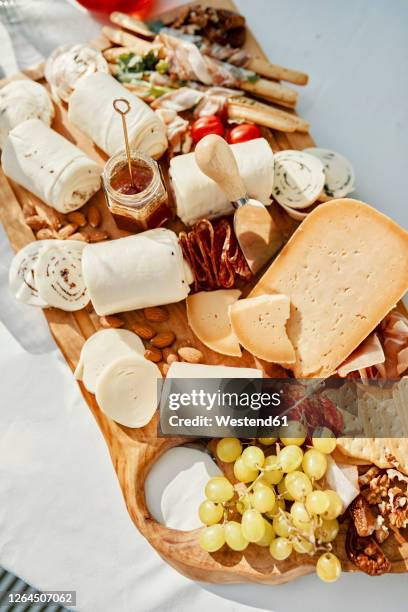 cheese platter - käseplatte stock-fotos und bilder