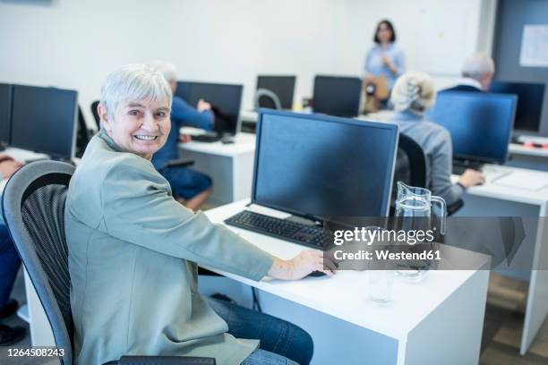 confident senior woman attending computer course - participant foto e immagini stock