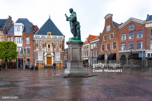 netherlands, north holland, haarlem, statue of johann costerus on grote markt square - haarlem stock-fotos und bilder