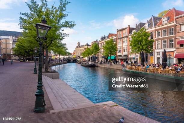 netherlands, south holland, leiden, nieuwe rjin river canal - leiden nederland fotografías e imágenes de stock