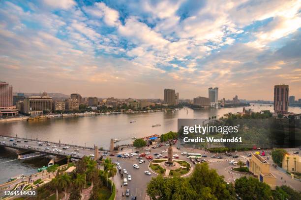 egypt, cairo, nile, tahrir square and garden city - cairo photos et images de collection
