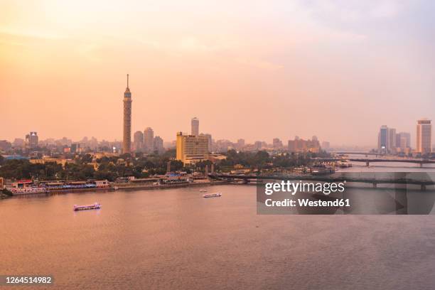 egypt, cairo, nile with the cairo tower on gezira island at sunset - nile river stockfoto's en -beelden