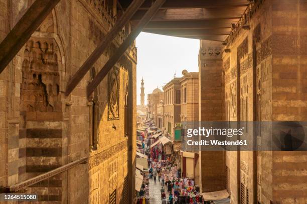 egypt, cairo governorate, cairo, historic market along al-muizz li-din allah al-fatimi street - caïro stockfoto's en -beelden