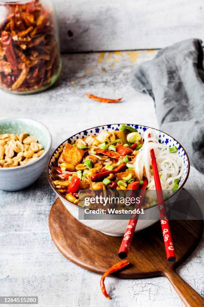 vegankungpaowith tofu, capsicum, peanuts, rice noodles - kung pao tofu stock pictures, royalty-free photos & images