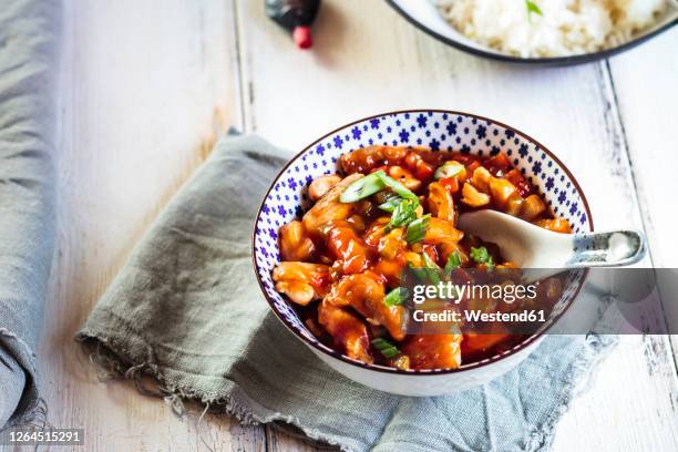 sweet and sour chicken with bell pepper and pineapple - pollo agridulce fotografías e imágenes de stock