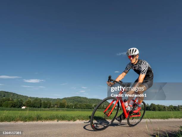 man riding his racing bike - bicicleta de corrida imagens e fotografias de stock