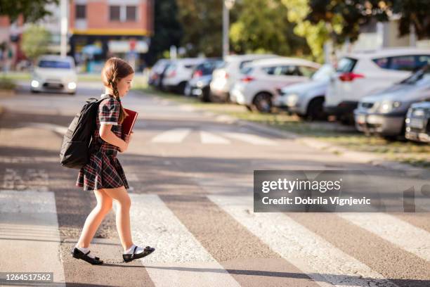 studentessa su attraversamento pedonale - attraversare foto e immagini stock