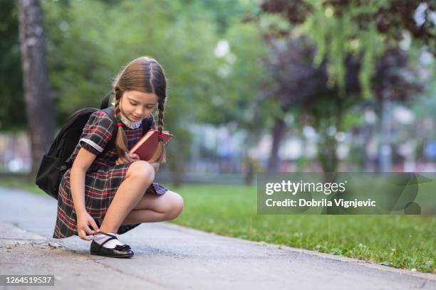 skolflicka fastställande hennes strumpor och skor - schoolgirl bildbanksfoton och bilder