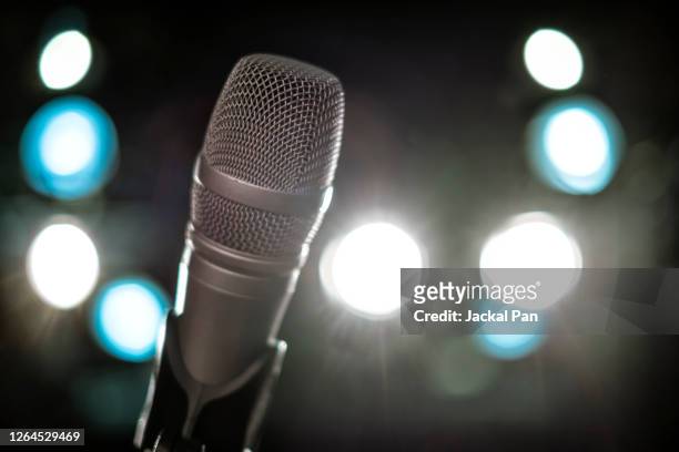 microphone in theatre - colour microphone stock-fotos und bilder