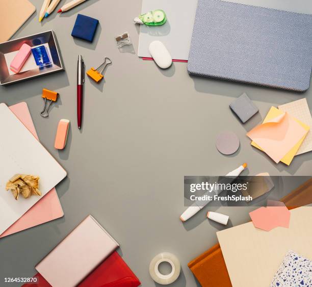 flat lay stilleven bestaande uit een verzameling van office-gerelateerde objecten regelmatig gebruikt op het bureau van een ondernemer, copy space in het midden - etui stockfoto's en -beelden