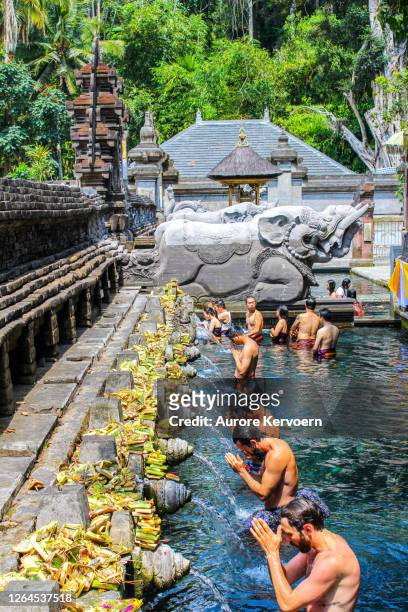 tirta empul temple, bali, indonesia. - tirta empul temple stock pictures, royalty-free photos & images