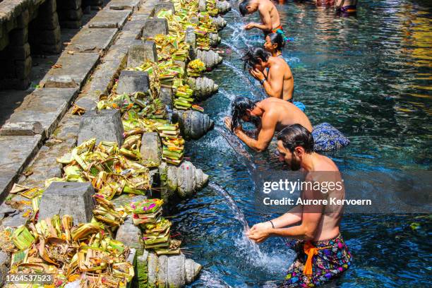 tirta empul temple, bali, indonesia. - tirta empul temple stock pictures, royalty-free photos & images