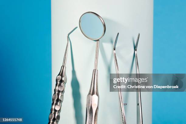 mirror probe and tweezer in dentistry - pinces photos et images de collection