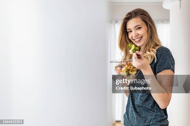 het gaat erom wat je eet. - groene salade stockfoto's en -beelden