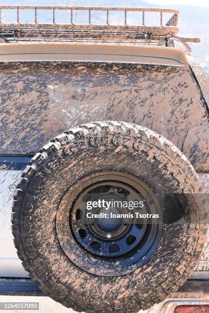 off road tyre covered in mud - car tyre stock-fotos und bilder