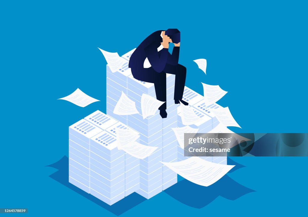 Beunruhigter Geschäftsmann sitzt auf einem großen Stapel von Dokumenten, unter schwerem und hartem Arbeitsdruck