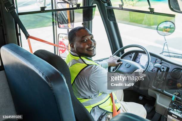 スクールバスの運転手 - バス運転手 ストックフォトと画像
