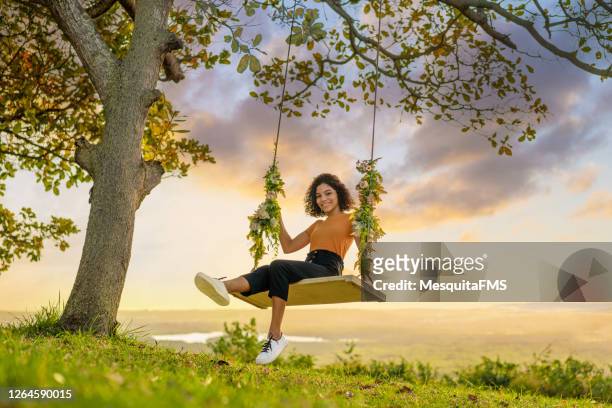 menina adolescente feliz no balanço ao pôr do sol - swing - fotografias e filmes do acervo