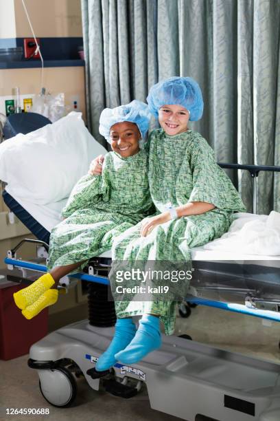 patienten im kinderkrankenhaus - chirurgenkappe stock-fotos und bilder