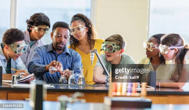 african-american man teaching high school chemistry lab - stem imagens e fotografias de stock