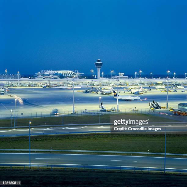 airplane on runway at airport - aircraft refuelling stock pictures, royalty-free photos & images