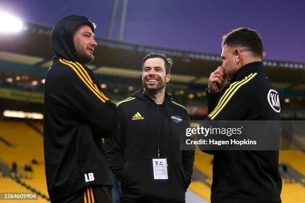 Lachlan Boshier of the Chiefs talks to James Marshall and Ricky Riccitelli of the Hurricanes prior to the round 9 Super Rugby Aotearoa match between...