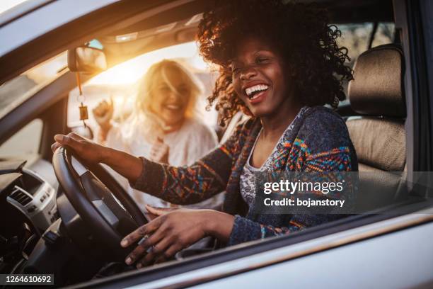 roadtrip met beste vriend - couple in car smiling stockfoto's en -beelden