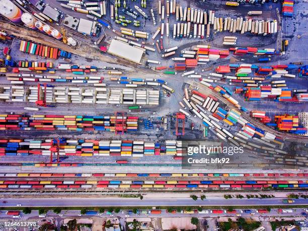 flygfoto över en containerhamn - biltransporttrailer bildbanksfoton och bilder