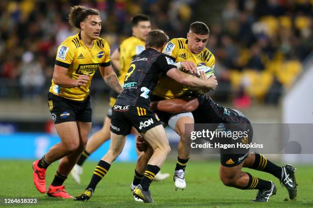 Perenara of the Hurricanes charges forward during the round 9 Super Rugby Aotearoa match between the Hurricanes and the Chiefs at Sky Stadium on...