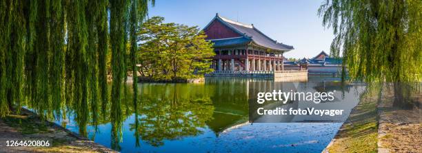 静かな湖のパビリオンギョンボクングパノラマ韓国をフレーミングするソウル柳の木 - 徳寿宮 ストックフォトと画像
