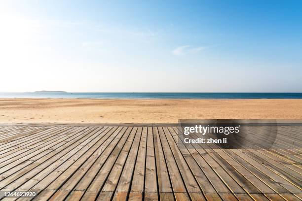 boardwalk by the sea at sunrise - bulevar fotografías e imágenes de stock