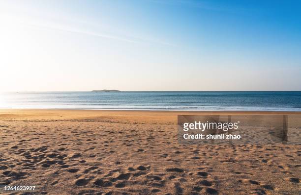 beach at sunrise - sand background imagens e fotografias de stock