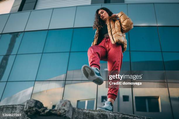 mujer joven de estilo callejero disfrutando de un día en la calle de la ciudad - fashion fotografías e imágenes de stock