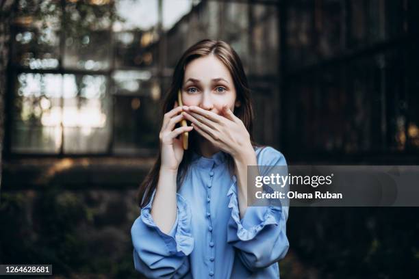 close up portrait of a surprised girl - girl open mouth stockfoto's en -beelden