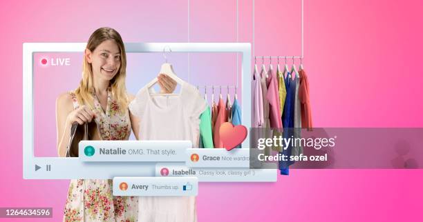 presentación de vestido de vlogger femenino - red blouse fotografías e imágenes de stock