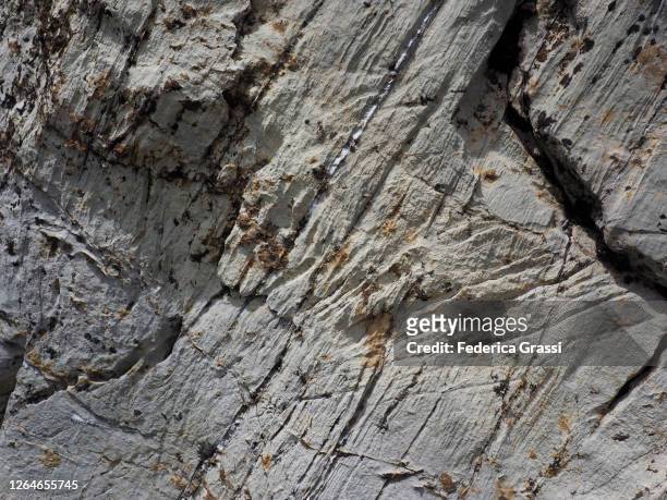 corrugated limestone in the swiss alps near julierpass - kalkstein stock-fotos und bilder