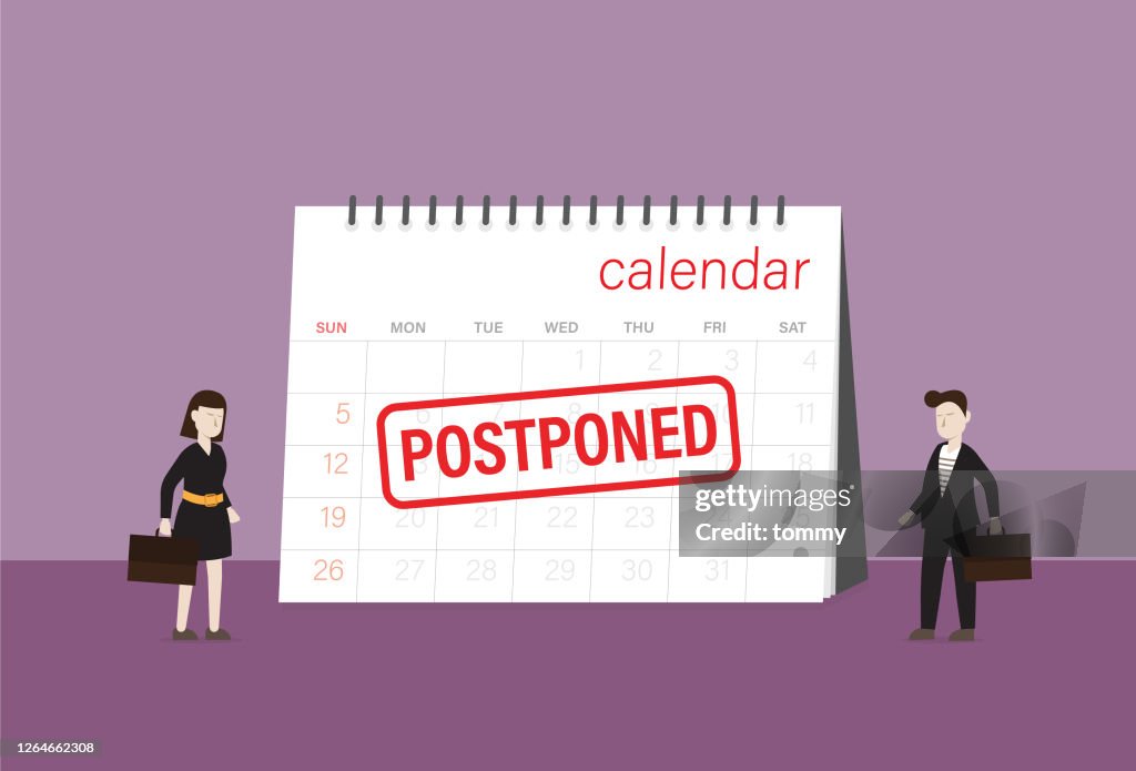 Geschäftsleute sehen einen verschobenen Stempel auf einen Kalender