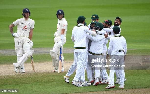 Yasir Shah of Pakistan celebrates with teammates after the successful review to dismiss Ben Stokes of England during Day Four of the 1st #RaiseTheBat...