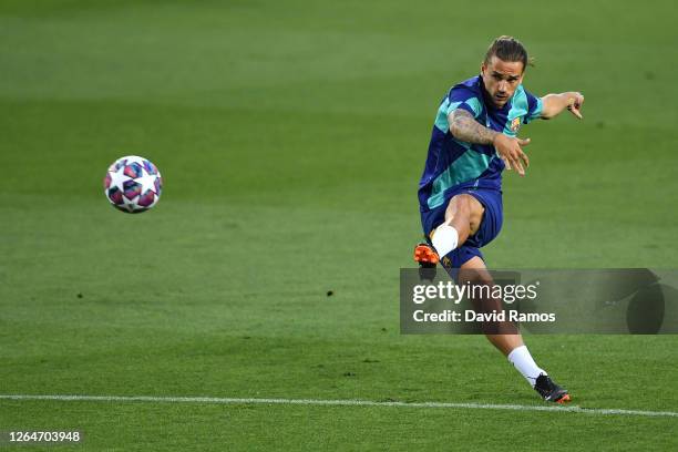 Antoine Griezmann of Barcelona warms up ahead of the UEFA Champions League round of 16 second leg match between FC Barcelona and SSC Napoli at Camp...