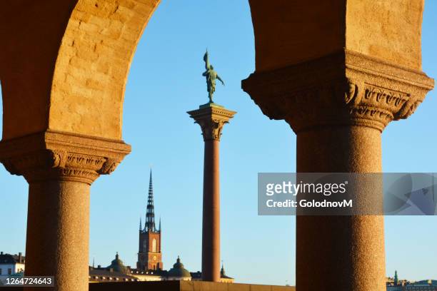 view through the arch to the monument - stockholm landmark stock pictures, royalty-free photos & images