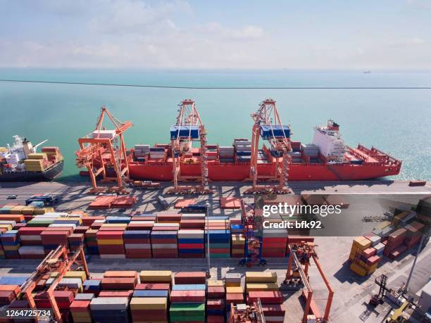 containerbetrieb im hafen. - china trade war stock-fotos und bilder