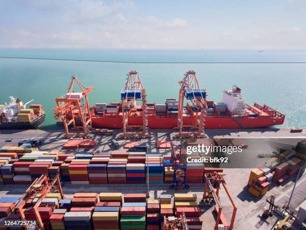 containerdrift i hamn. - boat singapore bildbanksfoton och bilder