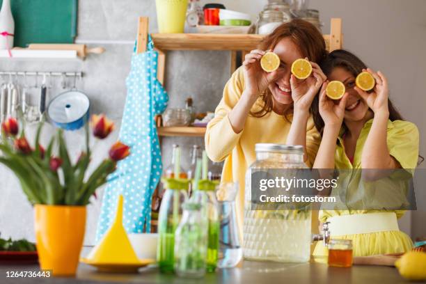 kochen ist lustig - aunt stock-fotos und bilder