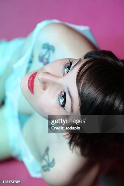 junge frau mit taetowierung - tattoo frau stock pictures, royalty-free photos & images